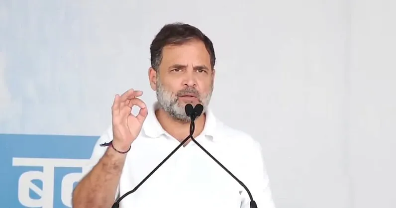 बिहार चुनाव: ' 56 इंच की छाती वाले डरपोक हैं', राहुल गांधी का PM मोदी पर बड़ा हमला